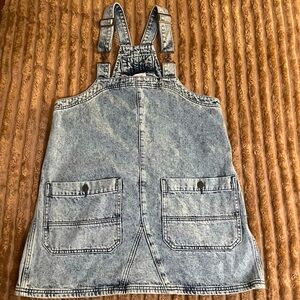 This is a overall dress! Doesn’t have built in shorts. It hasn’t been worn!